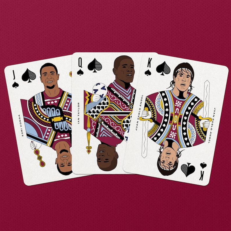 以下が含まれることがあります： サッカー選手が描かれた3枚のトランプ。スペードのジャックはエズリ・コンサ、スペードのクイーンはサッカーボールを持つイアン・テイラー、スペードのキングは剣を持つフアン・パブロ・アンヘルが描かれています。