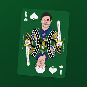 Op de afbeelding: Een groene speelkaart met de schoppenaas, met een gestileerde illustratie van een persoon. De kaart bevat de tekst "RORY MCILROY" en het schoppensymbool. De persoon houdt twee zwaarden vast.