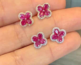 Puces d'oreilles fleur rubis : halo de diamants moissanite, argent sterling