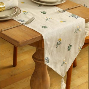 Broderad blommig bordslöpare med tofsar – Neutral lantlig bordsdekoration