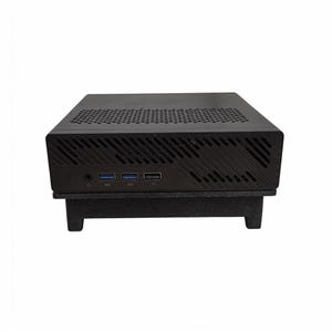 Può includere: Un case per computer desktop compatto di colore nero con pannello superiore perforato per la ventilazione e pannello di interfaccia frontale. Il pannello frontale include un jack per cuffie, due porte USB 3.0 blu e una porta USB standard su base nera.