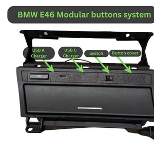 Può includere: Sistema di pulsanti modulari neri per BMW E46, con caricabatterie USB A e USB C, un interruttore e una copertura per pulsanti. Il testo "BMW E46 Modular buttons system" è visualizzato in alto.