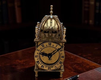 Reloj de repisa vintage Smiths en miniatura de latón con cúpula enjoyada y cuerda a llave