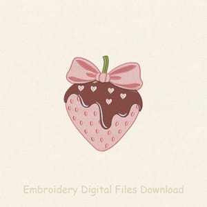 Pode incluir: Um morango rosa com cobertura de chocolate e um laço rosa. O morango tem pequenos corações brancos e sementes. O texto "Embroidery Digital Files Download" aparece na parte inferior.