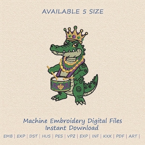 Puede incluir: Un cocodrilo verde bordado con una corona dorada y un collar morado, dorado y verde, tocando un tambor. El tambor es morado y verde. El texto en la parte superior dice "AVAILABLE 5 SIZE". El texto en la parte inferior dice "Machine Embroidery Digital Files Instant Download".