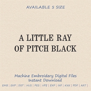 Può includere: Un disegno di ricamo digitale con la frase "A Little Ray of Pitch Black" in grassetto nero. Il testo è centrato su uno sfondo beige. Il disegno è per ricamo a macchina ed è disponibile in 5 misure.