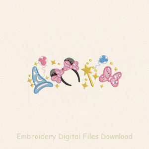Puede incluir: Diseño bordado con un sombrero de mago azul, orejas de Minnie con lazos rosas, una varita de estrella dorada, un lazo rosa y estrellas doradas. El texto "Embroidery Digital Files Download" está en la parte inferior.