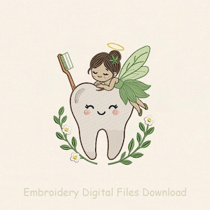 Peut inclure: Une broderie représentant une dent souriante avec une fée en robe et ailes vertes, et une brosse à dents. La dent est entourée d'une couronne florale. Le texte "Embroidery Digital Files Download" est en bas.
