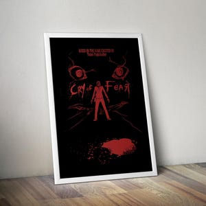 以下が含まれることがあります： 黒い背景に赤いグラフィック要素が描かれたフレーム付きポスター。ポスターには「Cry of Fear」の文字と、道に立っている人物のイラスト、その上に不気味な顔が描かれています。「Based on the game created by Team Psykskallar」の文字も表示されています。
