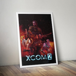 Puede incluir: Póster enmarcado del juego XCOM 2. La obra muestra un grupo de soldados con armas, sobre un fondo de fuego y espacio. El título del juego se muestra en una fuente futurista.
