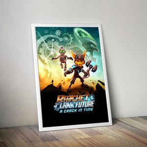 Op de afbeelding: Ingelijste poster met personages uit de videogame "Ratchet & Clank Future: A Crack in Time". De afbeelding toont een robot en een oranjeharig personage met futuristische wapens, tegen een achtergrond van tandwielen en een ruimteschip.