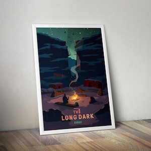 Puede incluir: Un póster enmarcado que presenta un paisaje nocturno con una escena de fogata. La obra de arte representa a una persona sentada junto a un fuego, con estructuras rojas y un cielo estrellado. El texto "THE LONG DARK NOMAD" se muestra en la parte inferior.