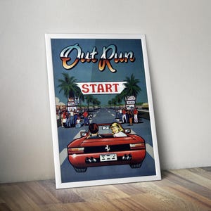 Puede incluir: Un póster enmarcado de estilo retro con las palabras "Out Run" en una fuente estilizada. La imagen representa un coche deportivo rojo con dos personas conduciendo por una carretera bordeada de palmeras. También se ve la palabra "START".
