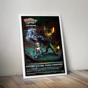 Könnte beinhalten: Ein gerahmtes Poster für das Videospiel "Ratchet & Clank: Going Commando". Das Kunstwerk zeigt die Charaktere Ratchet und Clank, wobei Ratchet eine große Waffe hält. Das Poster hat einen weißen Rahmen und lehnt an einer Holzoberfläche.