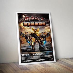 Könnte beinhalten: Ein gerahmtes Poster für das Videospiel "Ratchet: Deadlocked". Das Poster zeigt eine zentrale Figur mit zwei Nebenfiguren, die alle Waffen halten. Der Titel "Ratchet: Deadlocked" ist prominent oben dargestellt. Das Poster lehnt an einer Holzoberfläche.