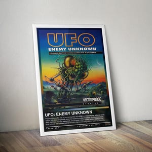 Puede incluir: Un póster enmarcado para el videojuego "UFO: Enemy Unknown". El póster presenta un diseño retro con el título del juego en naranja sobre un fondo azul. La obra de arte muestra una escena de batalla con criaturas alienígenas y vehículos futuristas. El texto dice "Comanda las fuerzas de la Tierra contra el terror alienígena."