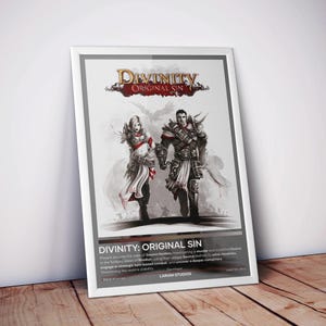 Könnte beinhalten: Gerahmtes Poster für das Videospiel "Divinity: Original Sin". Das Kunstwerk zeigt zwei Charaktere in Fantasy-Kleidung. Der Titel des Spiels befindet sich oben, mit Text, der die Handlung und den Entwickler des Spiels beschreibt. Das Poster steht auf einer Holzoberfläche.