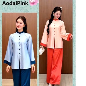 Op de afbeelding: Twee AodaiPink outfits worden getoond. Eén is een lichtblauwe top met donkerblauwe afwerking en een bijpassende broek. De andere is een perzikkleurige top met rode afwerking en een bijpassende broek. Beide outfits hebben een mandarijnkraag en een knoopsluiting.