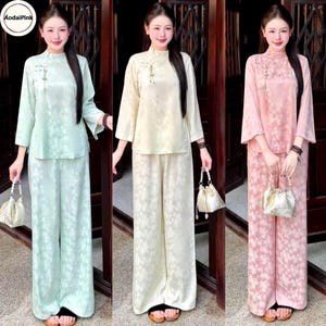 Puede incluir: Un conjunto de tres trajes de dos piezas a juego en verde claro, crema y rosa. Cada conjunto incluye una parte superior de manga larga con cuello mandarín y cierres de nudo, junto con pantalones anchos, todo con un patrón floral tonal.