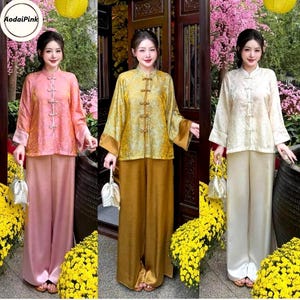 Op de afbeelding: Een witte keramische mok met een zwarte handgreep en de tekst "But First, Coffee" in een vetgedrukte, zwarte letter. De mok staat tegen een vage achtergrond, wat een gezellige setting suggereert.