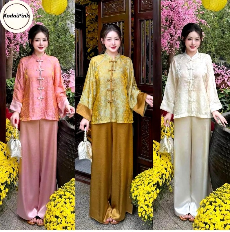 Op de afbeelding: Een witte keramische mok met een zwarte handgreep en de tekst "But First, Coffee" in een vetgedrukte, zwarte letter. De mok staat tegen een vage achtergrond, wat een gezellige setting suggereert.