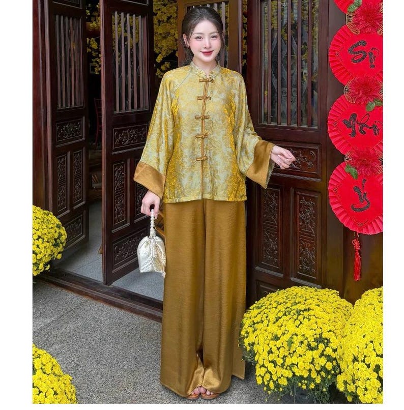 Op de afbeelding: Een set van drie keramische mokken met een gespikkelde, matte afwerking. De mokken zijn in cr&egrave;me, lichtgrijs en donkergrijs. Elke mok heeft een eenvoudig, minimalistisch ontwerp, perfect voor koffie of thee.