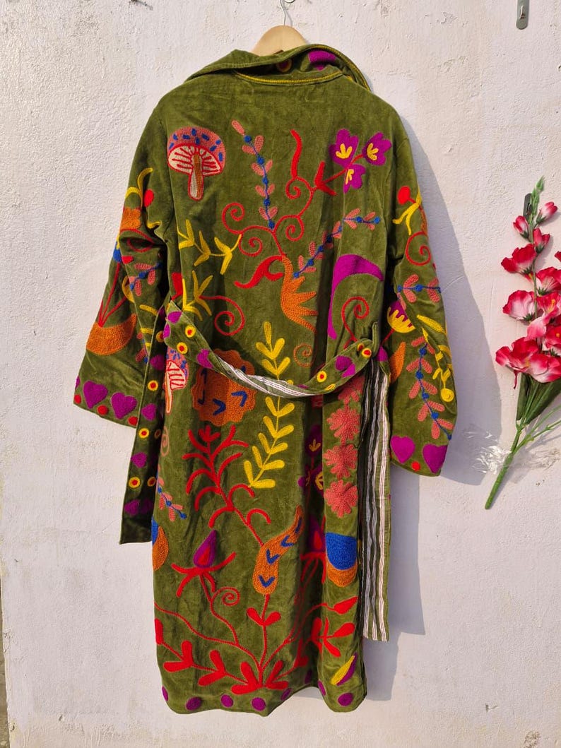 Handbestickter Suzani Samt Kimono, Winter Baumwollmantel, grüne Blumenjacke Bild 7