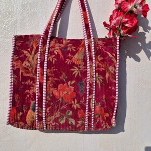 Bolso tote floral acolchado hecho a mano, bolso tote de terciopelo de algodón, bolso de mercado reversible de patchwork