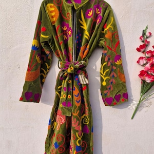 Handbestickter Suzani Samt Kimono, Winter Baumwollmantel, grüne Blumenjacke Bild 1