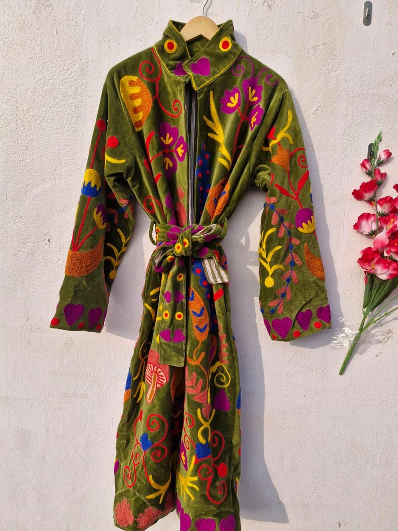Handbestickter Suzani Samt Kimono, Winter Baumwollmantel, grüne Blumenjacke Bild 1