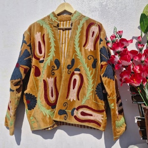 Chaqueta de terciopelo Suzani bordada: diseño floral artesanal