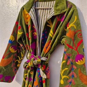 Handbestickter Suzani Samt Kimono, Winter Baumwollmantel, grüne Blumenjacke Bild 3