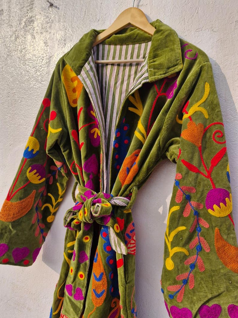 Handbestickter Suzani Samt Kimono, Winter Baumwollmantel, grüne Blumenjacke Bild 3