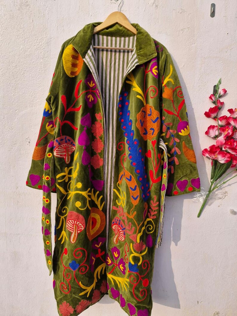 Handbestickter Suzani Samt Kimono, Winter Baumwollmantel, grüne Blumenjacke Bild 6