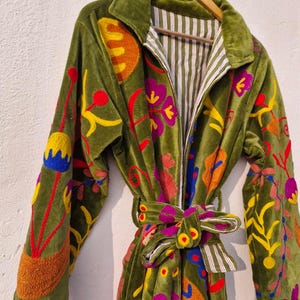 Handbestickter Suzani Samt Kimono, Winter Baumwollmantel, grüne Blumenjacke Bild 4