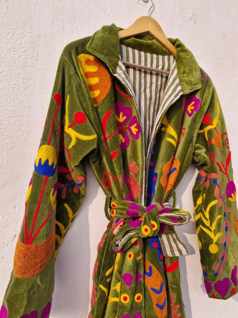 Handbestickter Suzani Samt Kimono, Winter Baumwollmantel, grüne Blumenjacke Bild 4