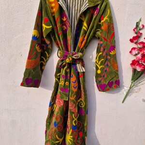 Handbestickter Suzani Samt Kimono, Winter Baumwollmantel, grüne Blumenjacke Bild 2