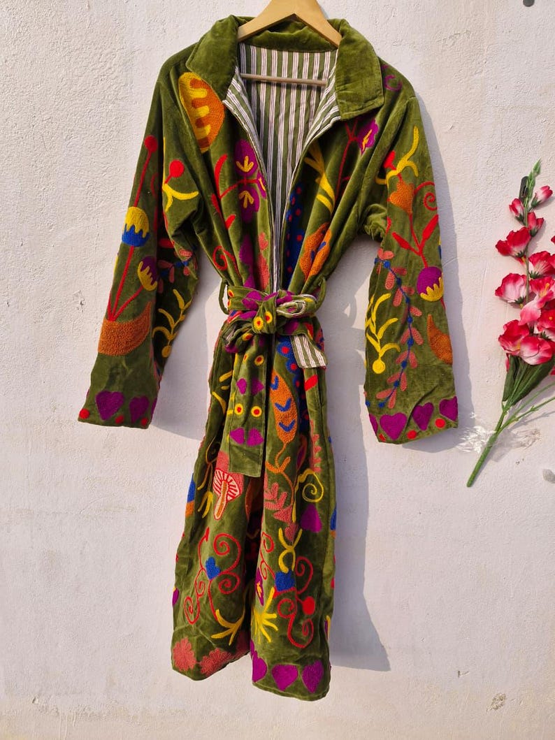 Handbestickter Suzani Samt Kimono, Winter Baumwollmantel, grüne Blumenjacke Bild 2