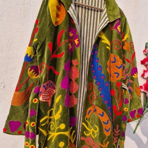 Handbestickter Suzani Samt Kimono, Winter Baumwollmantel, grüne Blumenjacke Bild 8