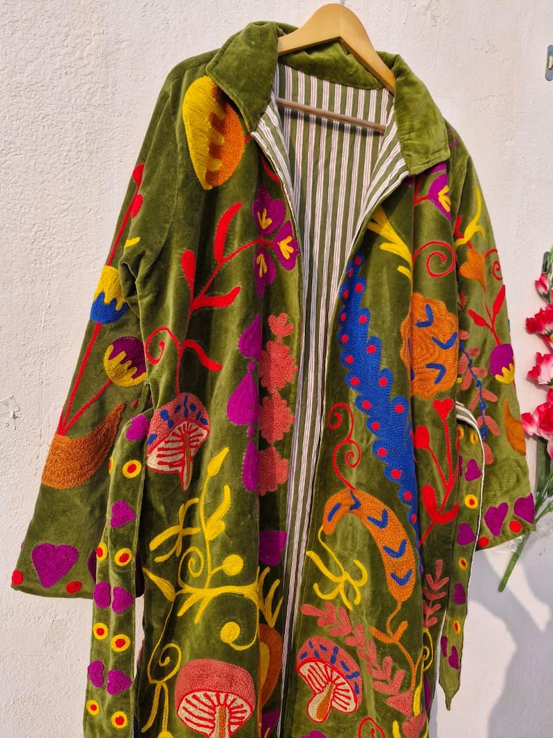 Handbestickter Suzani Samt Kimono, Winter Baumwollmantel, grüne Blumenjacke Bild 8