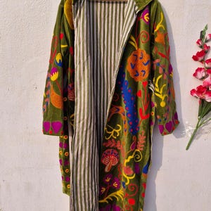 Handbestickter Suzani Samt Kimono, Winter Baumwollmantel, grüne Blumenjacke Bild 5