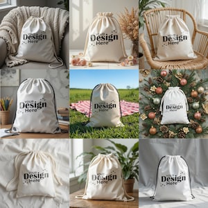 以下が含まれることがあります： 「YOUR Design Here」の黒い文字が入った、クリーム色の巾着袋。袋には黒い紐がついており、椅子の上、草の上、ベッドの上など、さまざまな場所に置かれています。袋はニュートラルカラーで、カスタマイズ可能です。