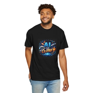 Puede incluir: Camiseta negra con un gráfico colorido que dice "AI is my Co-Pilot". El diseño presenta un robot, planetas y una nave espacial. El texto y los gráficos son en tonos azules, naranjas y blancos.