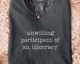 Camiseta Comfort Colors® "Participante involuntario de una idiocracia", camiseta de humor político, camiseta sarcástica para la Generación Z.