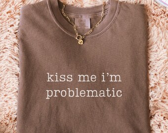 Camiseta "Bésame, soy problemático" con colores cómodos - Regalo sarcástico