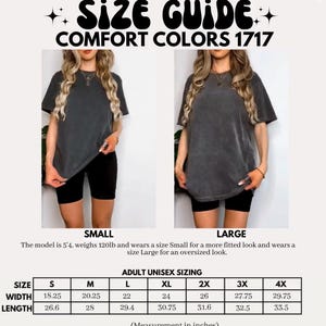 Puede incluir: Gu&iacute;a de tallas para camisetas Comfort Colors 1717. Dos modelos visten las camisetas en tallas peque&ntilde;a y grande. La gu&iacute;a incluye medidas en pulgadas para tallas unisex de adulto, desde la S hasta la 4X. El texto "SIZE GUIDE" est&aacute; en la parte superior.