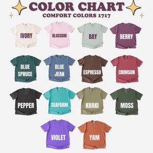 Puede incluir: Una carta de colores muestra una variedad de camisetas Comfort Colors 1717 en varios tonos. Las camisetas est&aacute;n dispuestas en filas y columnas, cada una etiquetada con un nombre de color como Ivory, Blossom, Bay, Berry, Blue Spruce, Blue Jean, Espresso, Crimson, Pepper, Seafoam, Khaki, Moss, Violet y Yam.