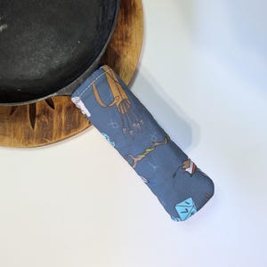 Dungeons and Dragons DND RPG Inspired Skillet Mitt