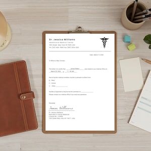 Puede incluir: Un portapapeles con un documento m&eacute;dico de la Dra. Jessica Williams. El documento incluye una certificaci&oacute;n m&eacute;dica, un s&iacute;mbolo de caduceo y la fecha 12 de marzo de 2026. Otros elementos incluyen una carpeta de cuero marr&oacute;n, l&aacute;pices y peque&ntilde;os bloques de colores.