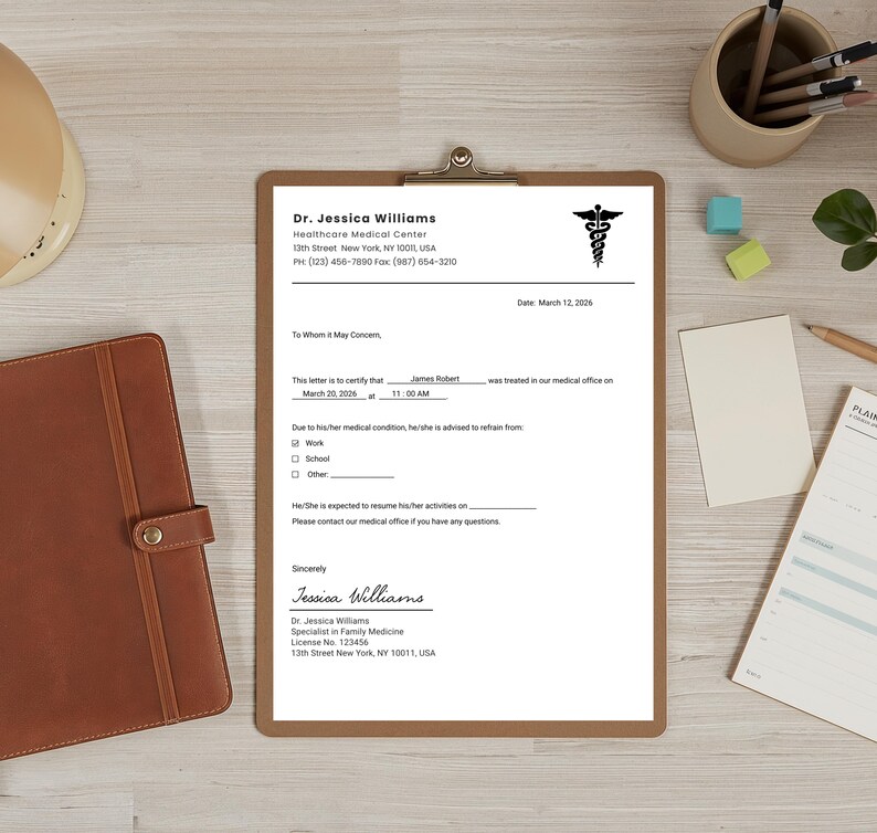 Puede incluir: Un portapapeles con un documento m&eacute;dico de la Dra. Jessica Williams. El documento incluye una certificaci&oacute;n m&eacute;dica, un s&iacute;mbolo de caduceo y la fecha 12 de marzo de 2026. Otros elementos incluyen una carpeta de cuero marr&oacute;n, l&aacute;pices y peque&ntilde;os bloques de colores.